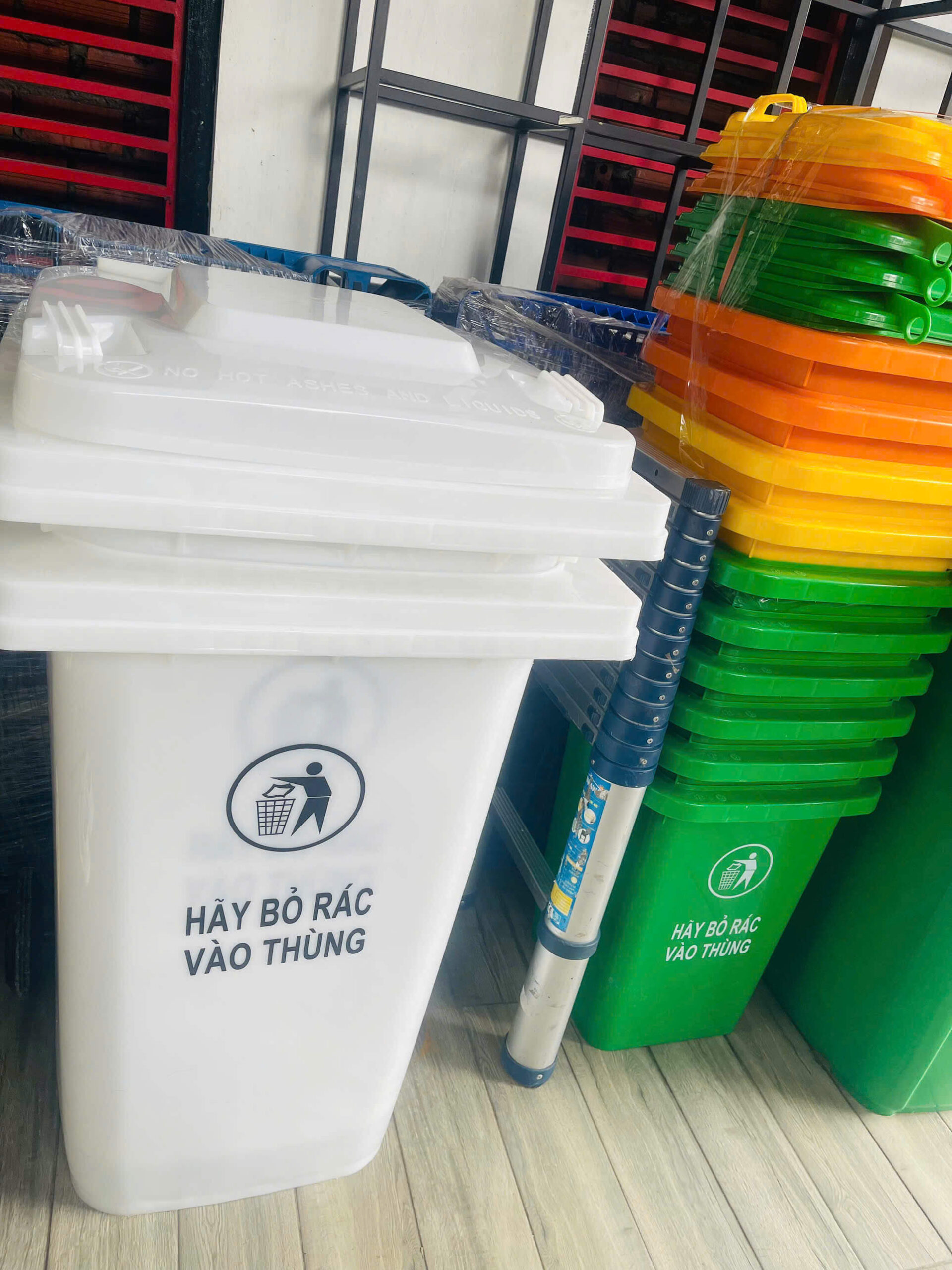 Thùng rác 240L màu trắng Thùng rác 240L màu trắng