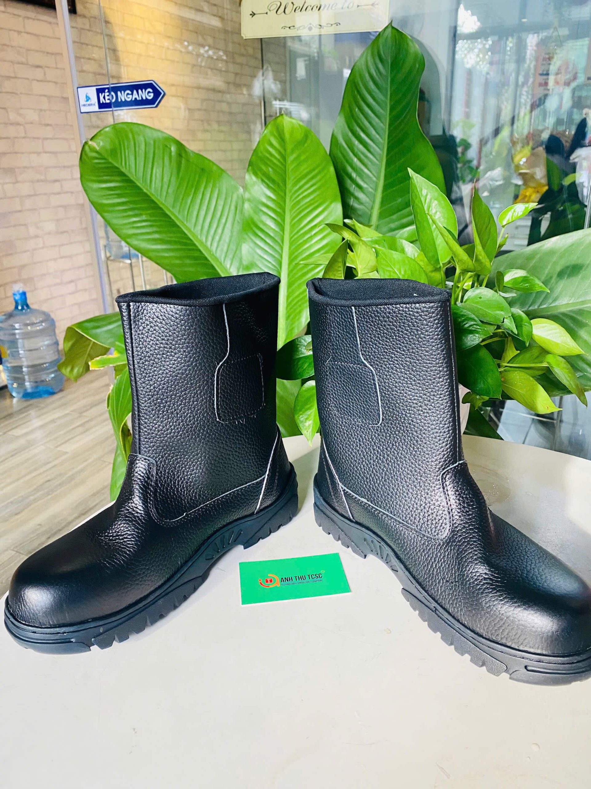 Ủng da Sami đen Ủng da Sami đen