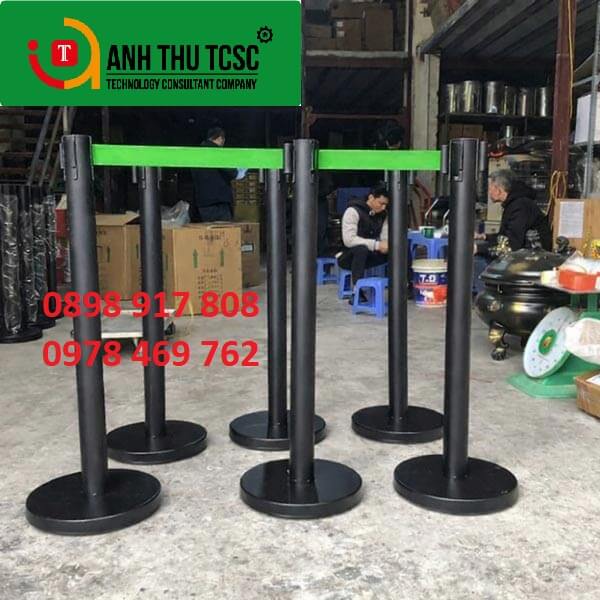 cột chắn có dây kéo màu đen